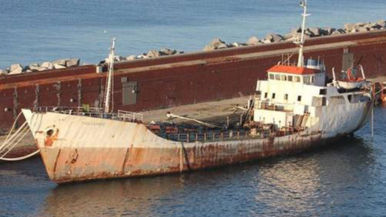 Foto - Neler oluyor? 54 gemi terk edildi