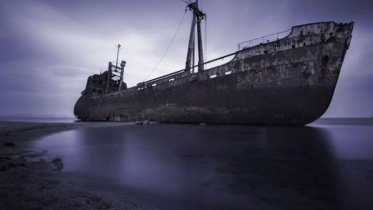 Foto - Neler oluyor? 54 gemi terk edildi