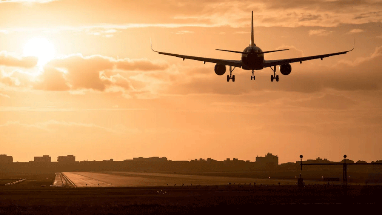 Neler oluyor? Bir uçak kayboldu, bir uçak düştü