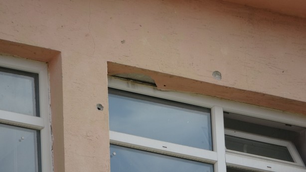 Foto - Neler oluyor böyle? Okulu kurşunladılar