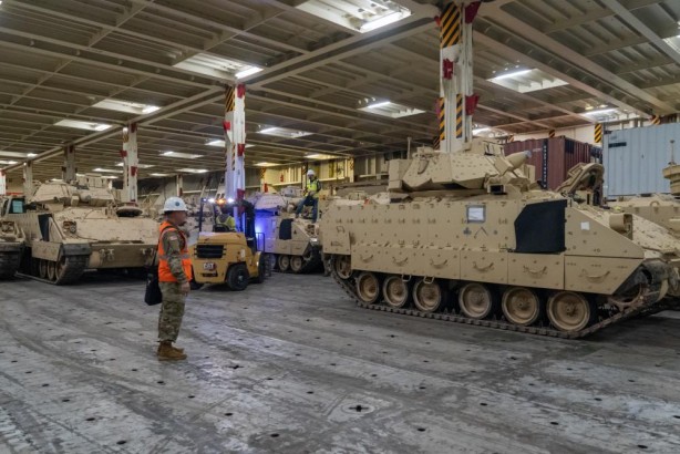 Foto - Neler oluyor böyle? Türkiye'ye saldırmaları için onlarca savaş tankı verdiler hem de bedavaya