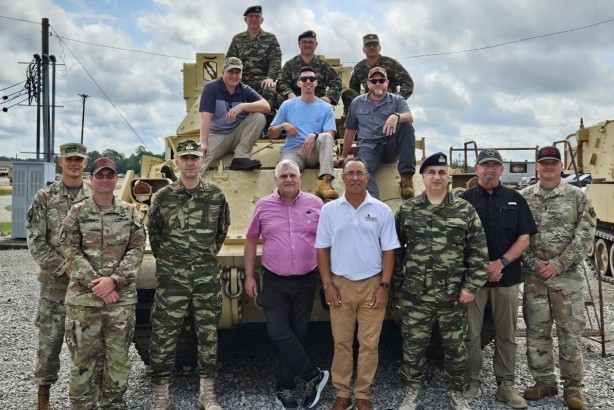 Foto - Neler oluyor böyle? Türkiye'ye saldırmaları için onlarca savaş tankı verdiler hem de bedavaya