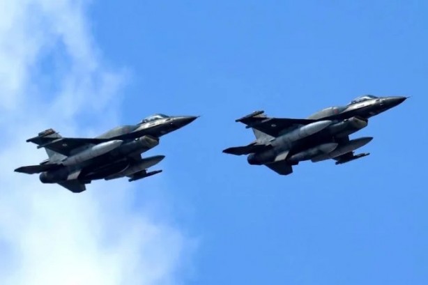 Neler oluyor? Yunanistan, "Türkiye'yi vuracağız" diyen ülke için savaş uçaklarını kaldırdı