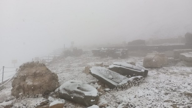 Nemrut Dağı'na mevsimin ilk karı yağdı