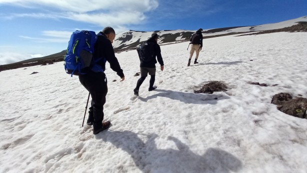 Foto - Nemrut Kalderası'nın bir yanı kar bir yanı bahar