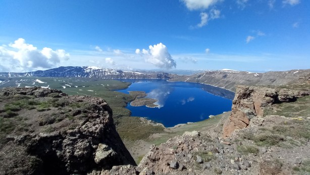 Foto - Nemrut Kalderası'nın bir yanı kar bir yanı bahar