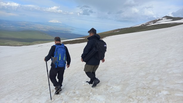 Foto - Nemrut Kalderası'nın bir yanı kar bir yanı bahar