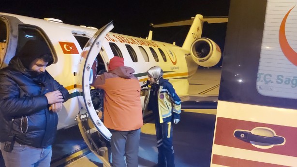 Foto - Nereden nereye! 8 yaşındaki çocuk hava ambulansla Bitlis'ten Ankara'ya götürüldü