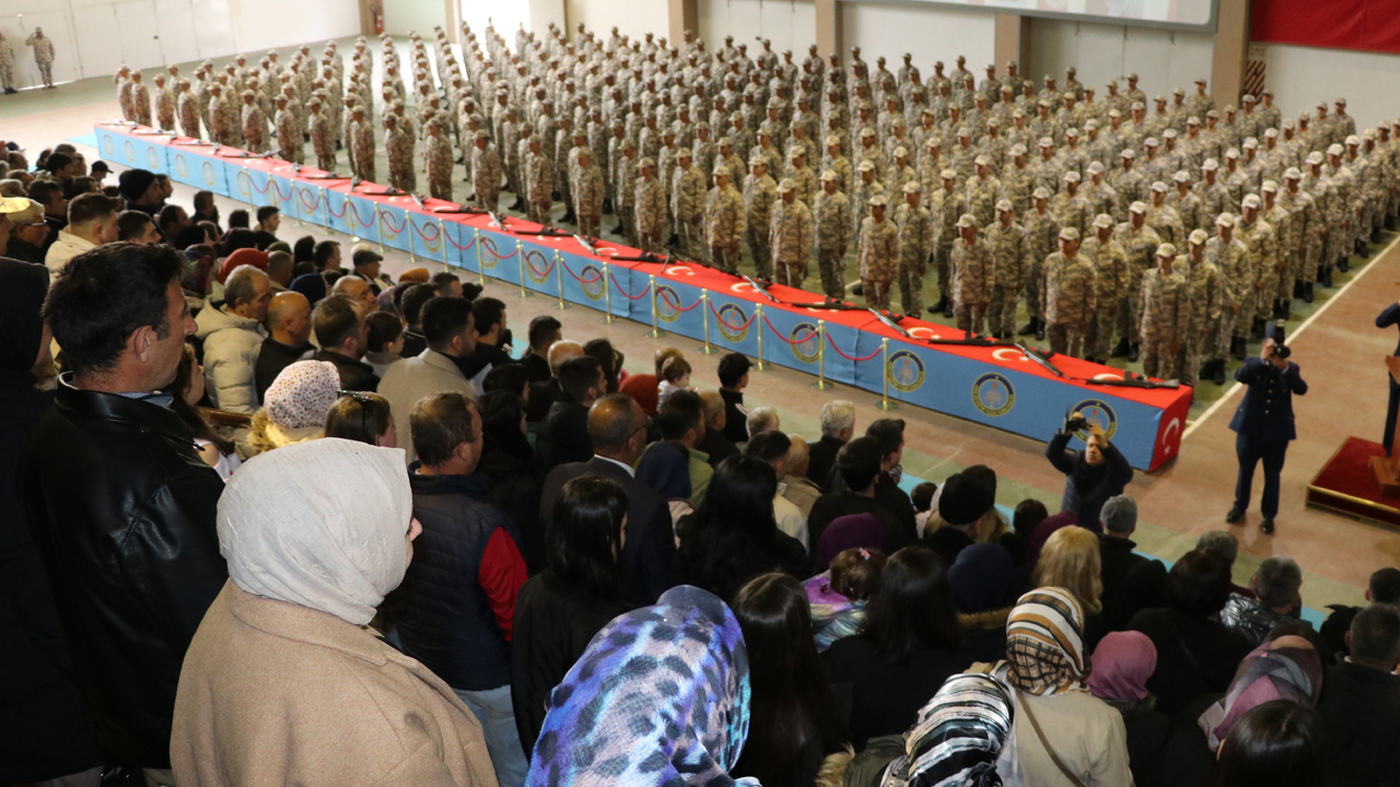 Foto - Nereden nereye: Bir zamanlar içeri sokulmayan Başörtülü annelerimiz, bugün ise: Ekrem için vandallık yapanlara...