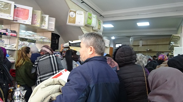 Foto - Neredeyse birbirlerini ezecekler! İndirim var dediler sonuç böyle oldu