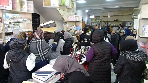 Foto - Neredeyse birbirlerini ezecekler! İndirim var dediler sonuç böyle oldu