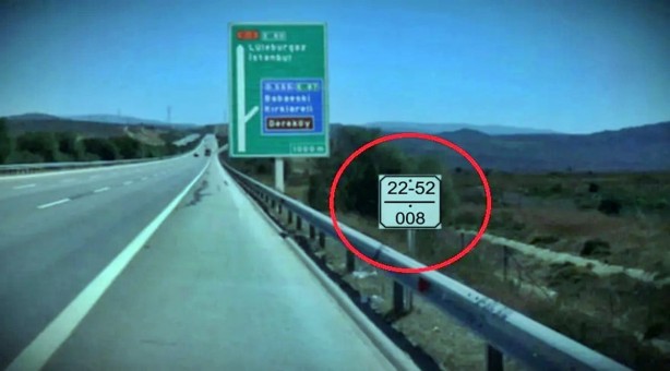 Foto - Neredeyse hiç kimse bilmiyor! Yol kenarındaki küçük beyaz tabelalar bakın ne işe yarıyormuş