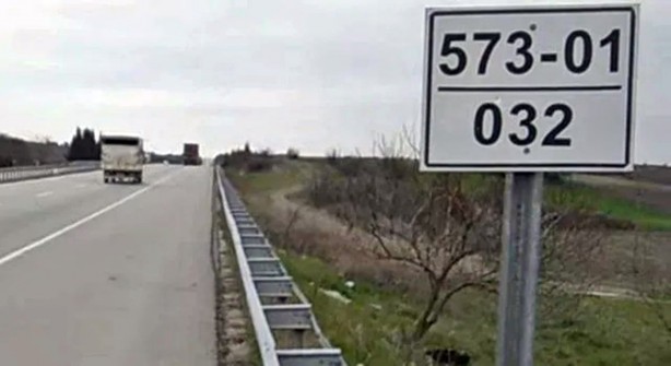Foto - Neredeyse hiç kimse bilmiyor! Yol kenarındaki küçük beyaz tabelalar bakın ne işe yarıyormuş