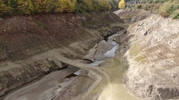 Foto - Neredeyse tüm barajlarda sular çekilirken! Bu barajın su seviyesi artıyor ama nasıl? 