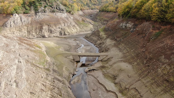 Foto - Neredeyse tüm barajlarda sular çekilirken! Bu barajın su seviyesi artıyor ama nasıl? 
