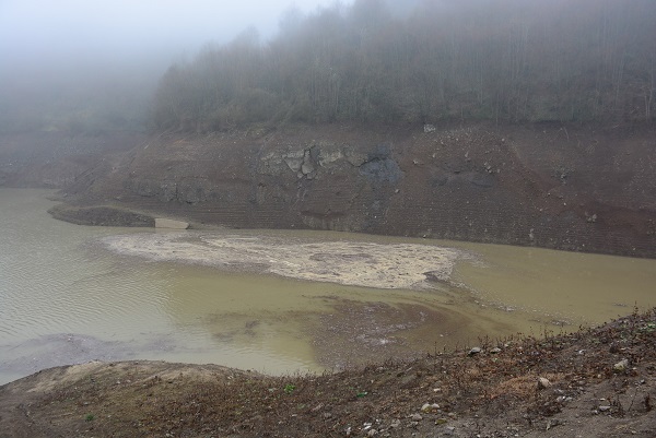Foto - Neredeyse tüm barajlarda sular çekilirken! Bu barajın su seviyesi artıyor ama nasıl? 