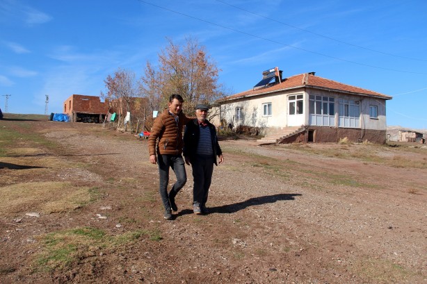 Foto - Nereye gitse kimse inanmıyor! Yaşıtları gezerken bakın o ne yapıyor