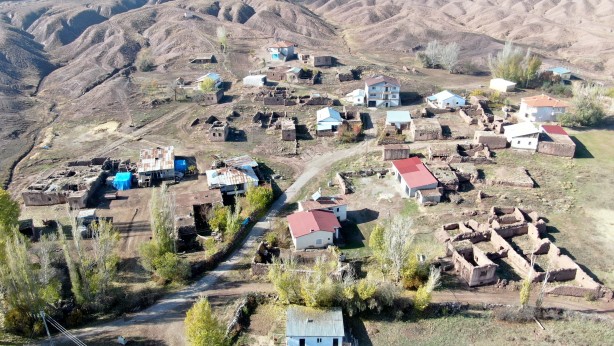 Foto - Nereye gitse kimse inanmıyor! Yaşıtları gezerken bakın o ne yapıyor