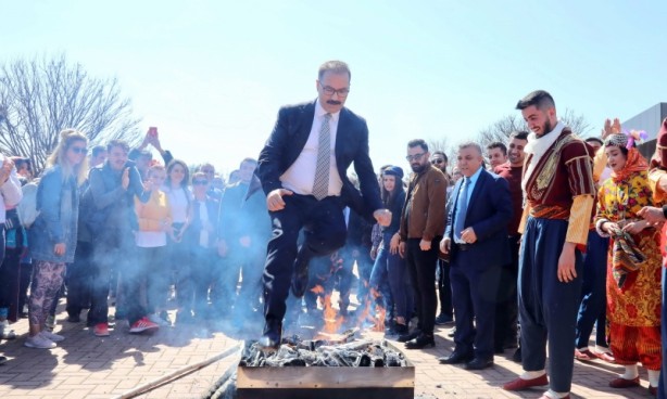 Foto - Nevruz nedir, ilk defa nereden çıktı? Ateş üzerinden atlamanın sebebi nedir?