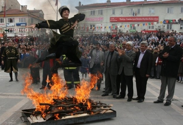 Foto - Nevruz nedir, ilk defa nereden çıktı? Ateş üzerinden atlamanın sebebi nedir?