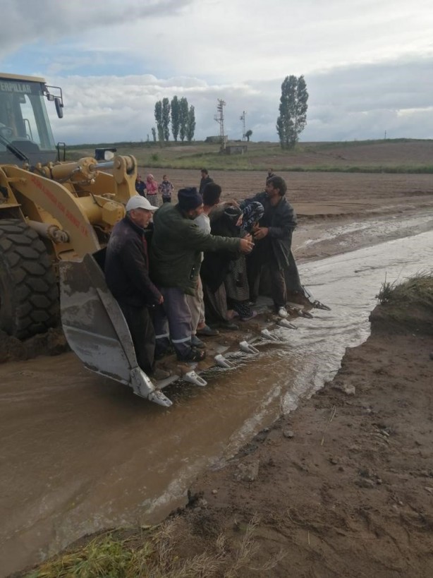 Foto - Nevşehir-Aksaray Karayolu sel nedeniyle ulaşıma kapandı