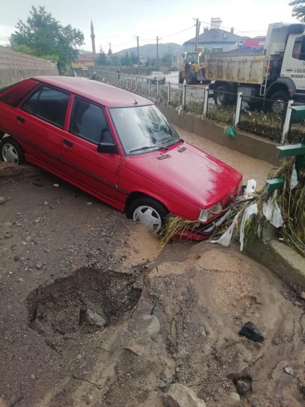 Foto - Nevşehir-Aksaray Karayolu sel nedeniyle ulaşıma kapandı