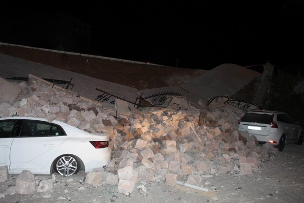 Foto - Nevşehir Belediye Başkanı Mehmet Savran’ın oturduğu apartmanın istinat duvarı çöktü