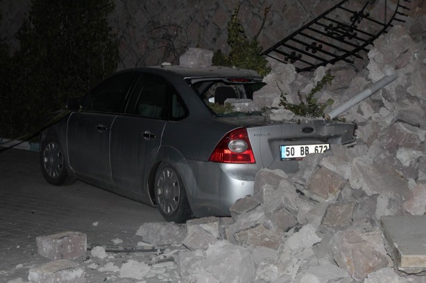 Foto - Nevşehir Belediye Başkanı Mehmet Savran’ın oturduğu apartmanın istinat duvarı çöktü