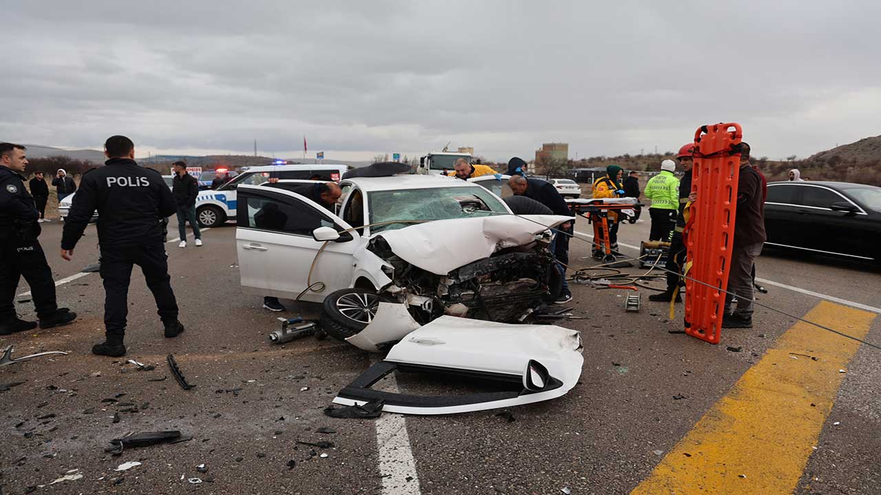 Nevşehir'de katliam gibi kaza! Kafa kafaya çarpıştılar: Aynı aileden 2 ölü, 7 yaralı!