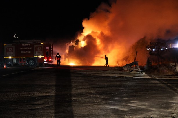Foto - Nevşehir’de seyir halindeki tır alev alev yandı