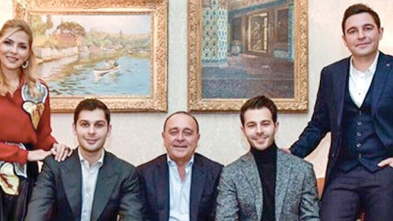 Foto - Nevşin Mengü patladı: Bayraktar'lar SİHA yaparken bunlar öpüşme derdinde