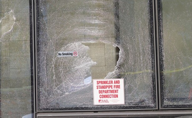 Foto - New York'taki Türkevi binasına şok eden hain saldırı! Olay anı alt kattaki bazı camlar kırıldı