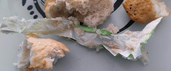 Foto - Neye uğradığını şaşırdı! Bakın ekmeğin içinden ne çıktı