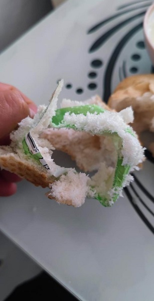 Foto - Neye uğradığını şaşırdı! Bakın ekmeğin içinden ne çıktı