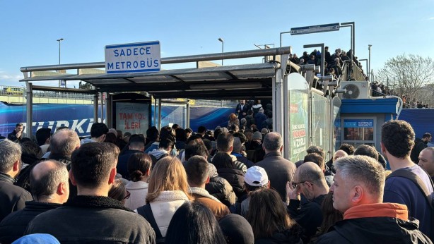 Foto - Neyse ki seçime günler kaldı... Altunizade'de metrobüs yoğunluğu