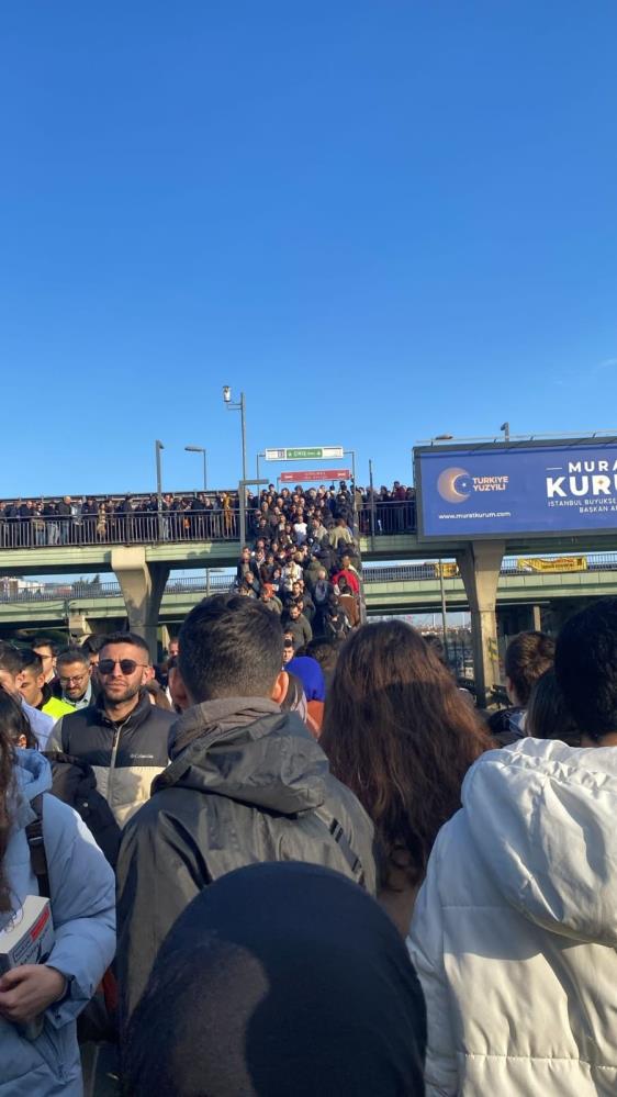 Foto - Neyse ki seçime günler kaldı... Altunizade'de metrobüs yoğunluğu