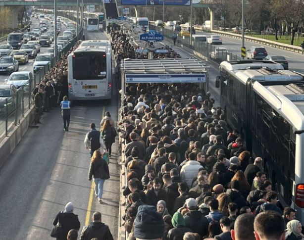 Neyse ki seçime günler kaldı... Altunizade'de metrobüs yoğunluğu