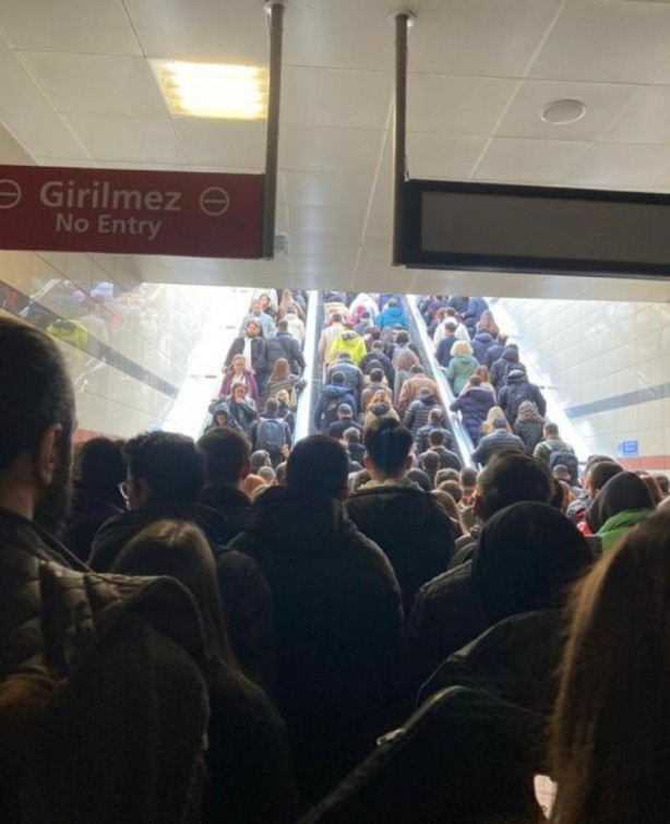 Foto - Neyse ki seçime günler kaldı... Altunizade'de metrobüs yoğunluğu