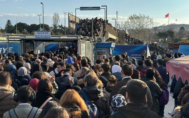 Foto - Neyse ki seçime günler kaldı... Altunizade'de metrobüs yoğunluğu