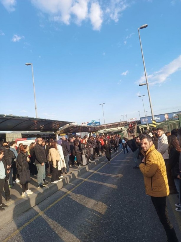 Foto - Neyse ki seçime günler kaldı... Altunizade'de metrobüs yoğunluğu