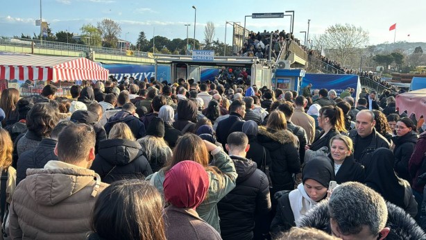 Foto - Neyse ki seçime günler kaldı... Altunizade'de metrobüs yoğunluğu