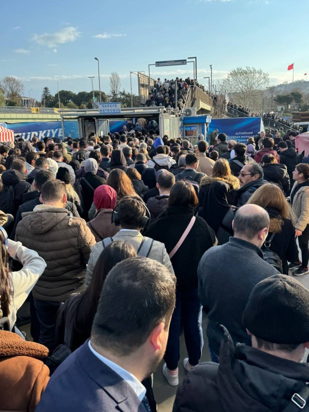 Foto - Neyse ki seçime günler kaldı... Altunizade'de metrobüs yoğunluğu