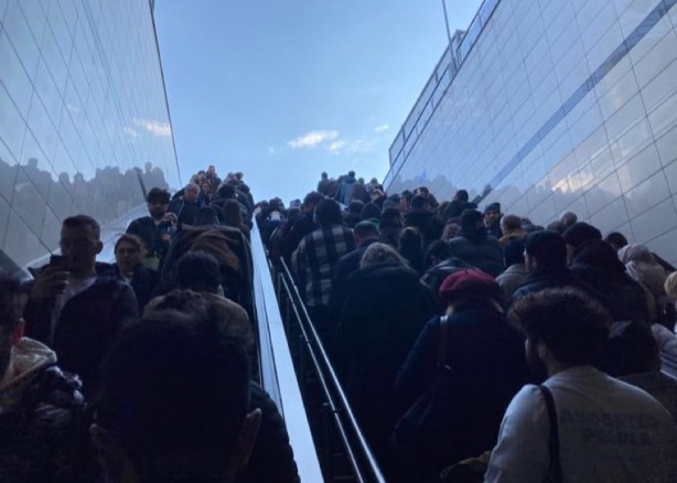 Foto - Neyse ki seçime günler kaldı... Altunizade'de metrobüs yoğunluğu