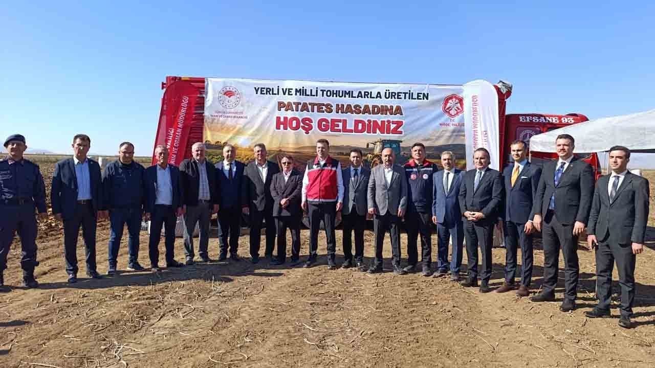 Foto - Niğde Valisi Nedim Akmeşe Üreticilerle buluştu: Tarlada hasat yaptı işçilerle sofrayı paylaştı