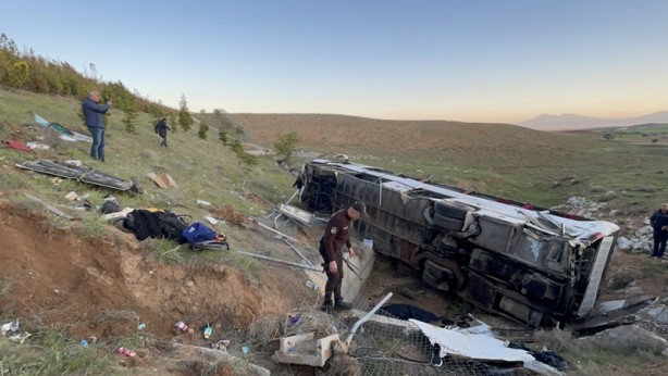 Foto - Niğde'de feci kaza! Ölü ve çok sayıda yaralı var