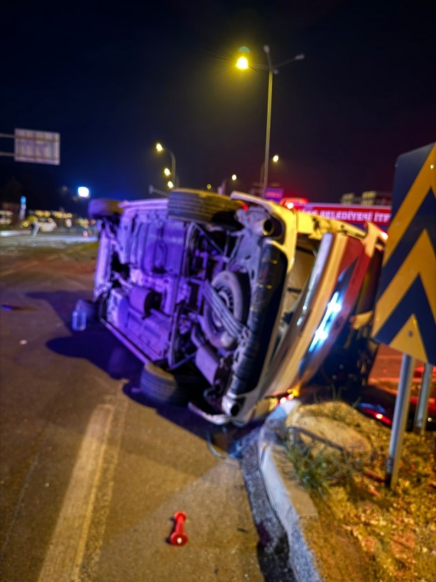 Foto - Niğde’de minibüs ile otomobil çarpıştı