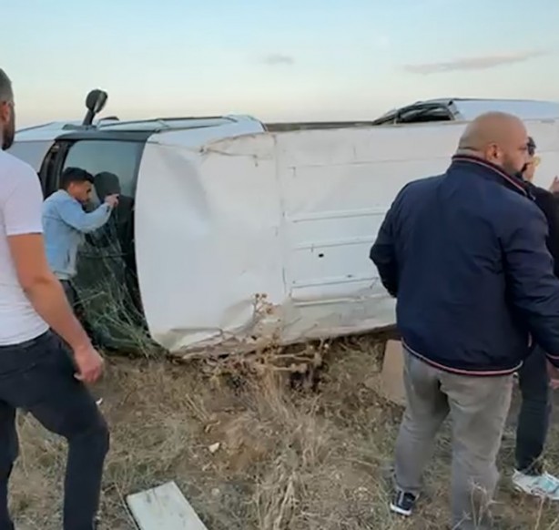 Foto - Niğde'de tarım işçilerini taşıyan minibüs devrildi: 15 kişi yaralandı