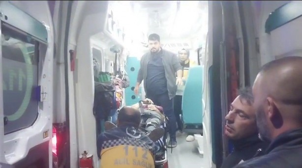 Foto - Niğde'de tarım işçilerini taşıyan minibüs devrildi: 15 kişi yaralandı