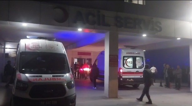 Foto - Niğde'de tarım işçilerini taşıyan minibüs devrildi: 15 kişi yaralandı