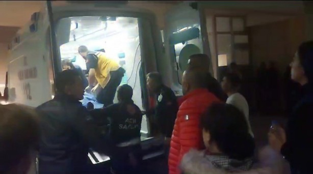 Niğde'de tarım işçilerini taşıyan minibüs devrildi: 15 kişi yaralandı